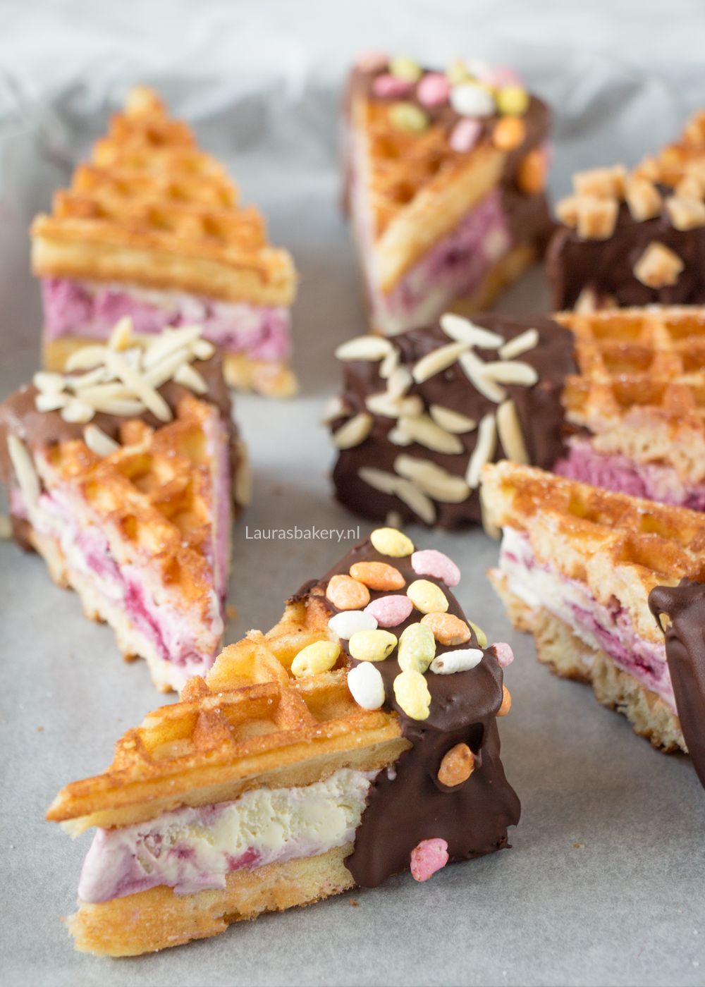 Wafel ijssandwiches gedoopt in chocolade