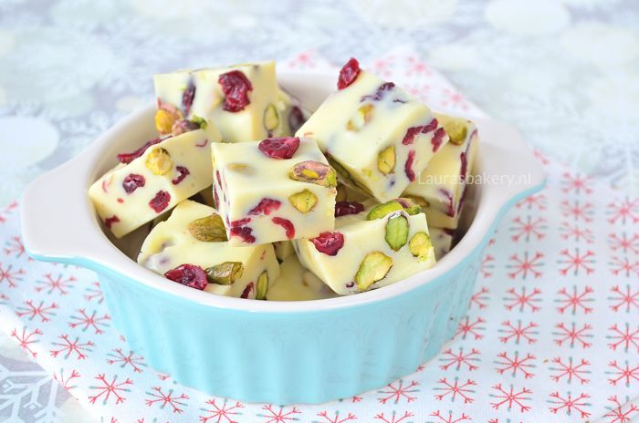 xWITTE CHOCOLADEFUDGE MET CRANBERRY EN PISTACHE 