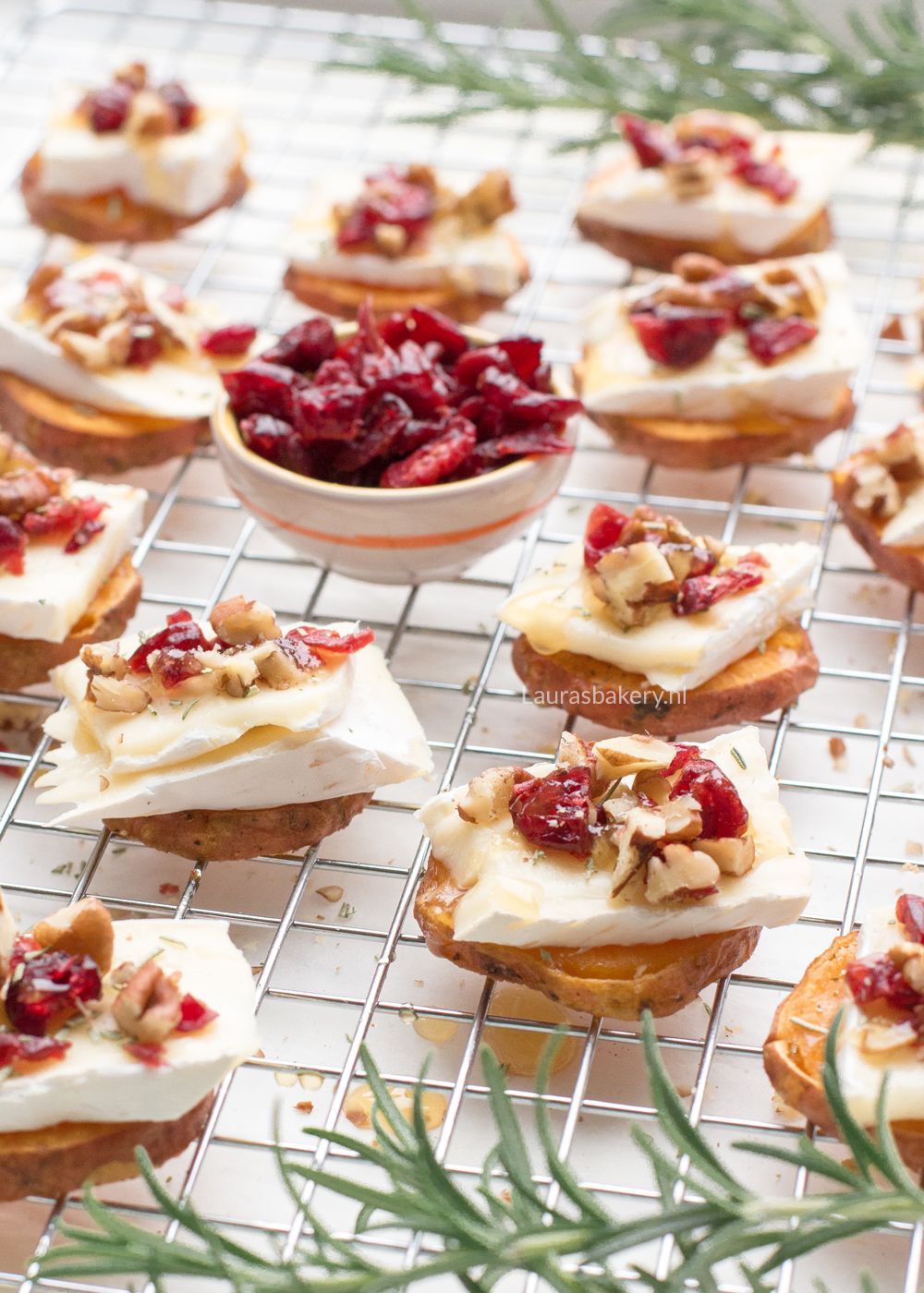 Zoete aardappel hapje met brie en cranberry - Laura&amp;#39;s Bakery