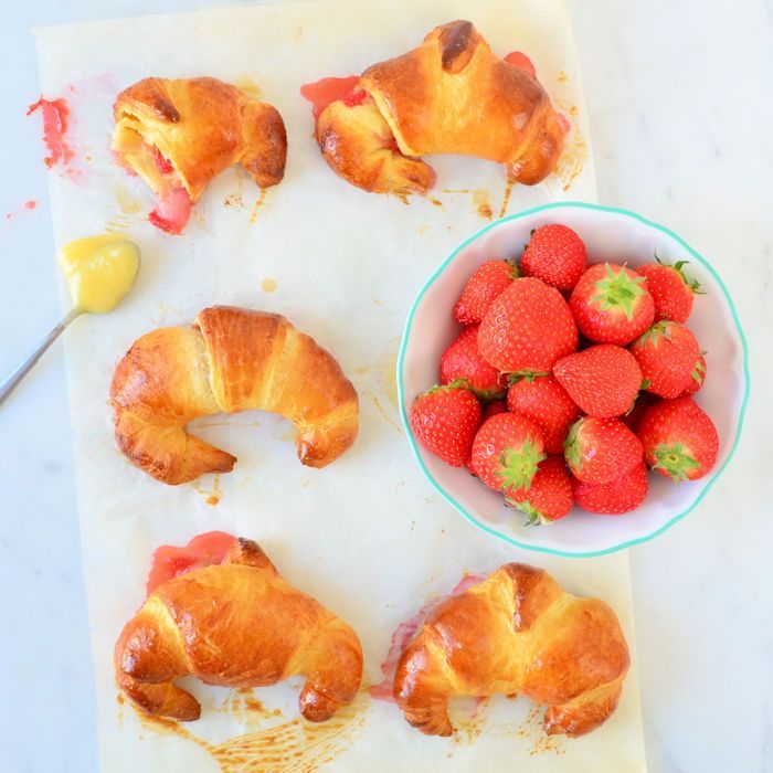 Aardbeien lemon curd croissants