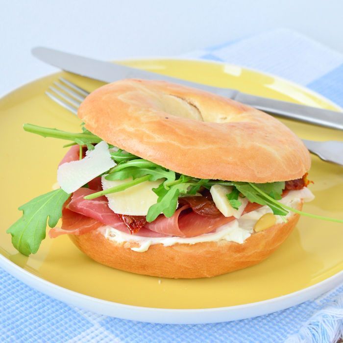 Bagel met roomkaas en prosciutto