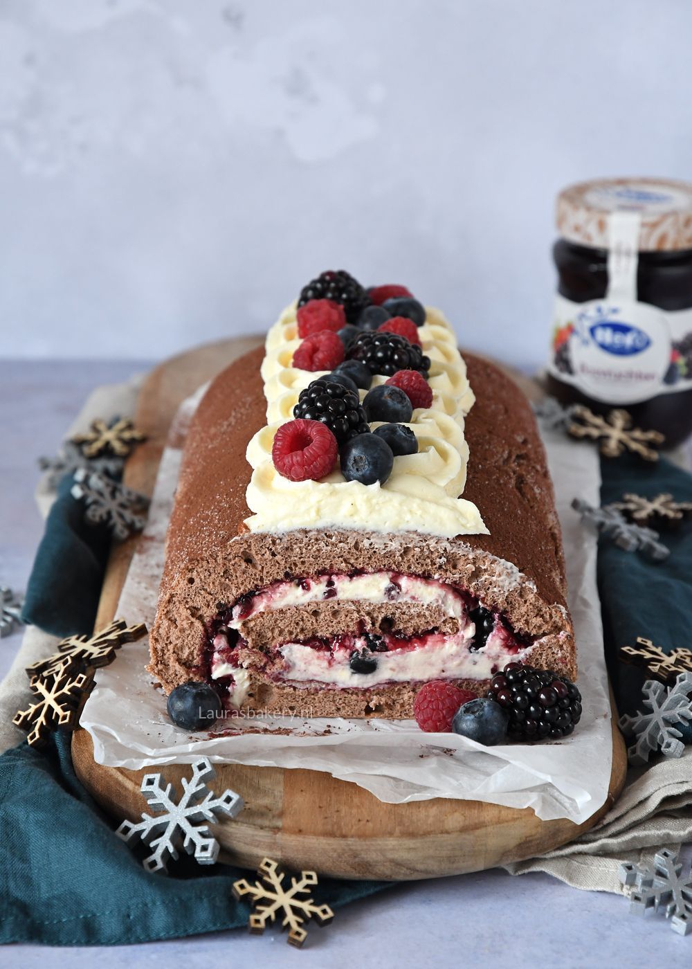 Chocolade cakerol met bosvruchten