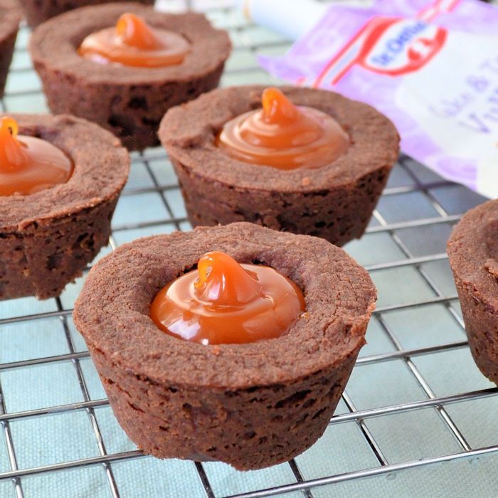 Chocolade cookie cups met salted caramel