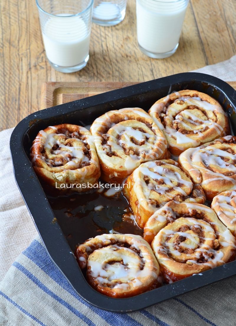 cinnamon rolls met pecannoten en karamelsaus