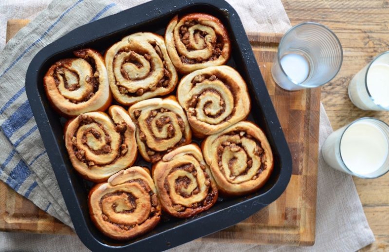 Cinnamon rolls met pecannoten en karamelsaus