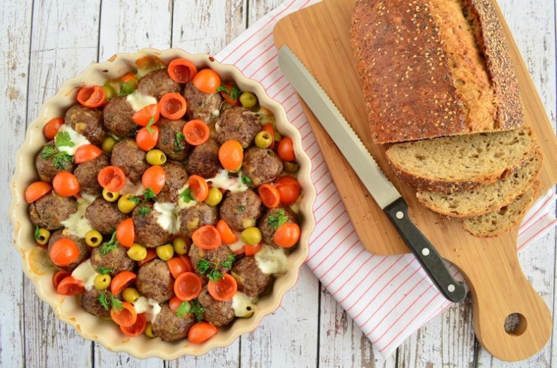 Laura Kookt: Gehaktballetjes met tomaat, olijven en mozzarella