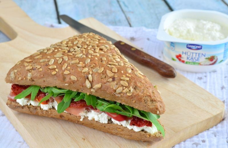 Laura Kookt: Meergranen sandwich met Hüttenkäse