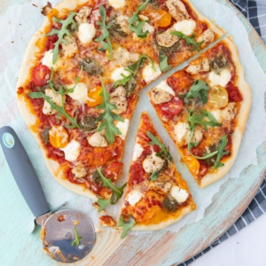 pizza met kip en pesto