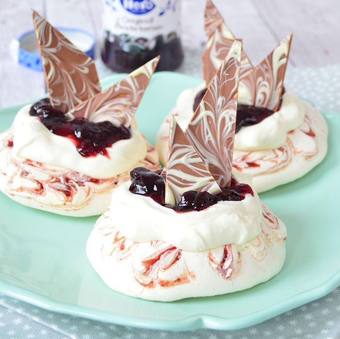 Mini pavlova's met kersenjam en chocola