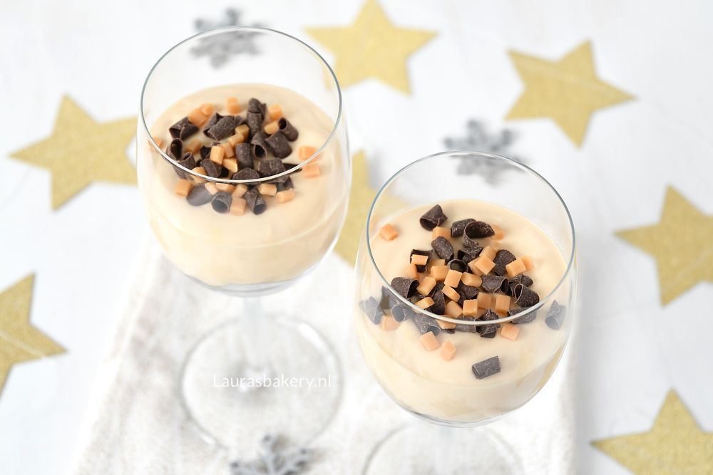 No-bake karamel cheesecake dessert in glas