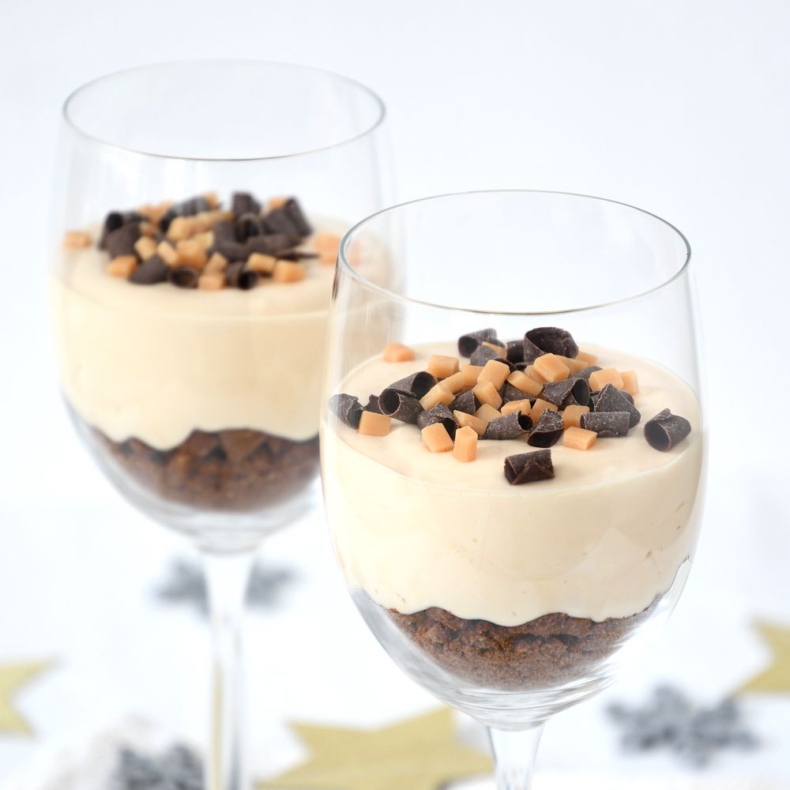 No-bake karamel cheesecake dessert in een glaasje