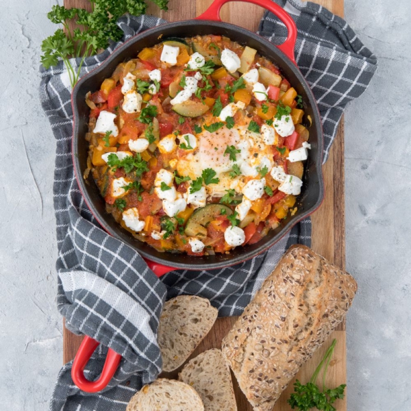 Vegetarische shakshuka met geitenkaas