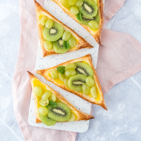 Bladerdeeg taartjes met druiven en kiwi