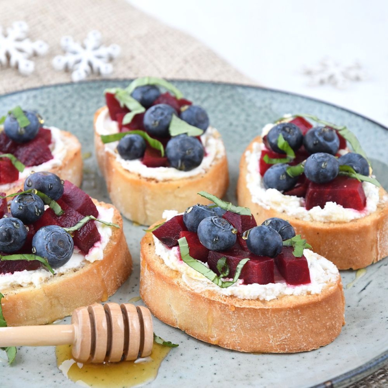 Bruschetta met geitenkaas, biet en blauwe bes