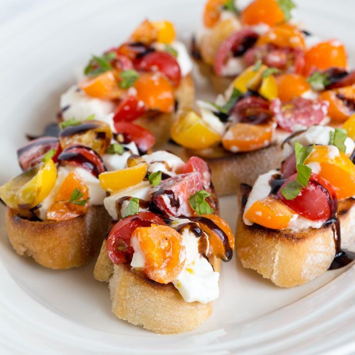 Caprese bruschetta's met balsamico siroop