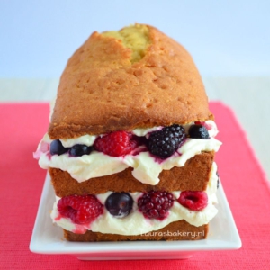 Cake met vulling van mascarpone en rood fruit