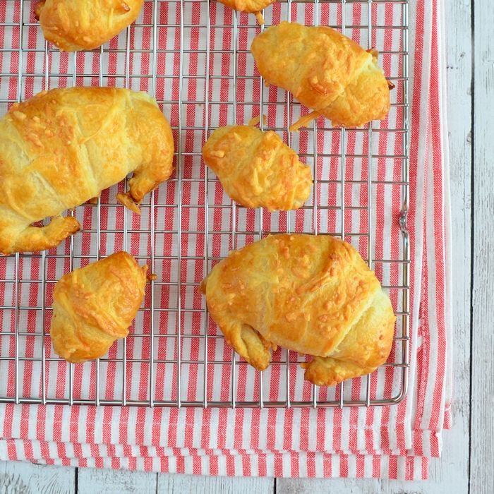 Cheesy kaascroissants