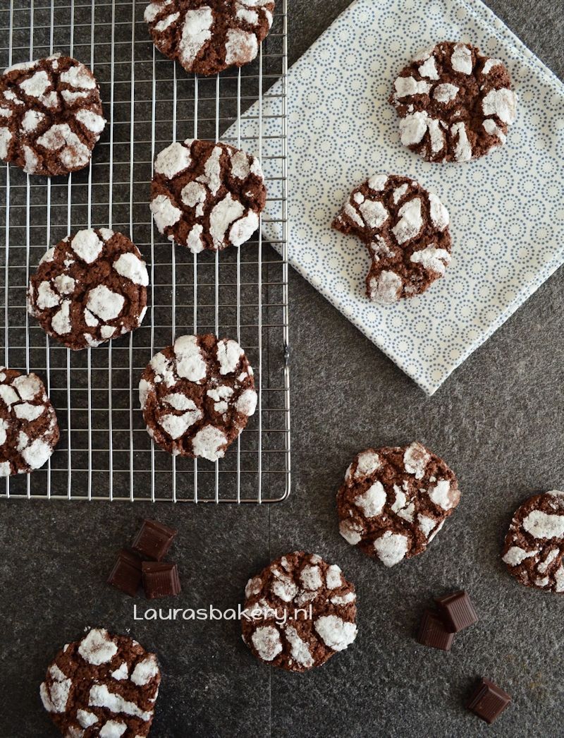 Chocolate crinkle cookies