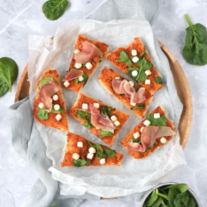 CIABATTAPIZZA MET GEITENKAAS EN PARMAHAM