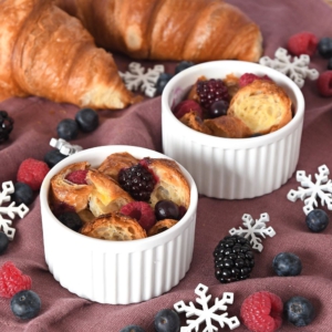 CROISSANT BROODPUDDING MET ROOD FRUIT bakken