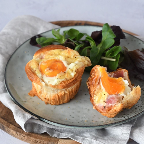 Croissant muffins met spek en ei