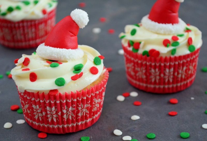 Cupcakes met kerstmuts topper