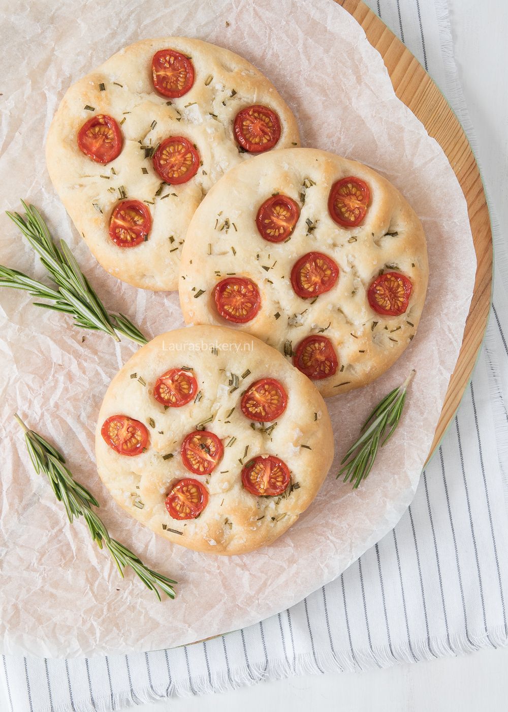 focaccia-broodjes-met-rozemarijn-en-tomaat-2a