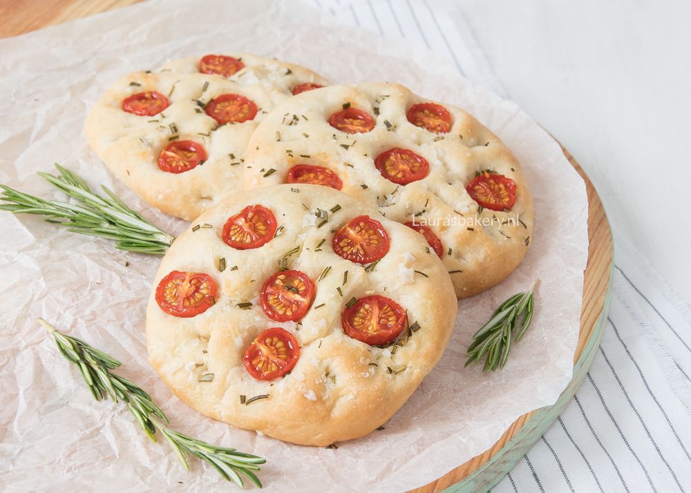 focaccia-broodjes-met-rozemarijn-en-tomaat-4a