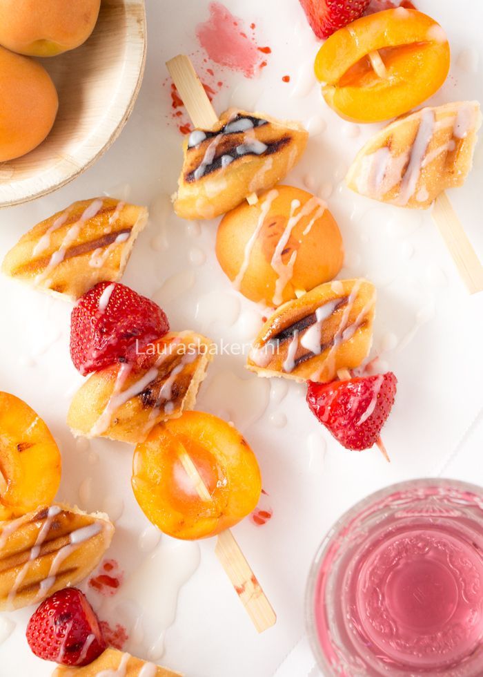 Gegrilde donut en fruit spiesjes