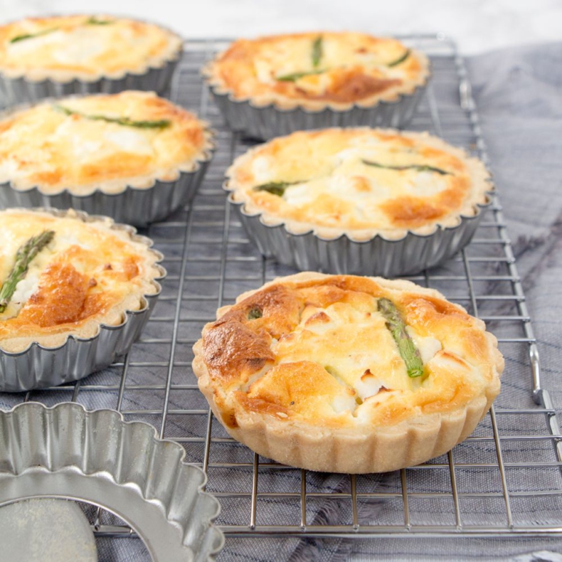 Mini quiches met groene asperge en geitenkaas