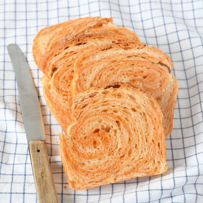 Gemarmerd kaas-tomatenbrood