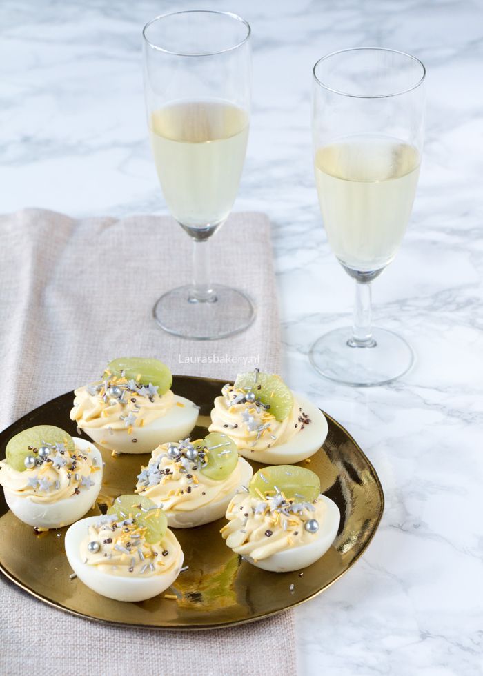 Gevulde eitjes met champagne en glitter