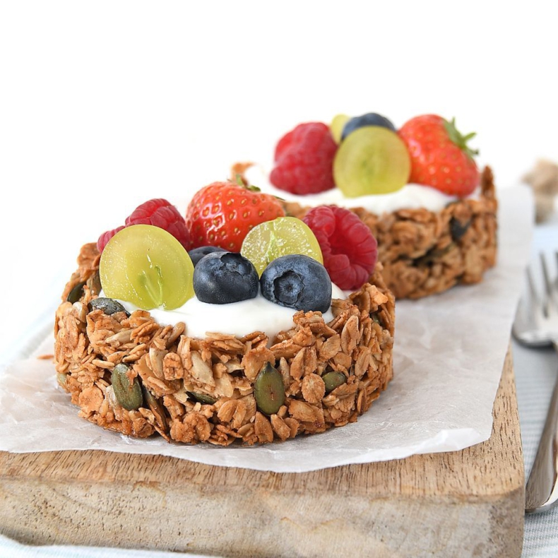 Granola ontbijttaartjes met fruit