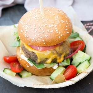 Hamburger uit de oven met broodje, kaas en groente