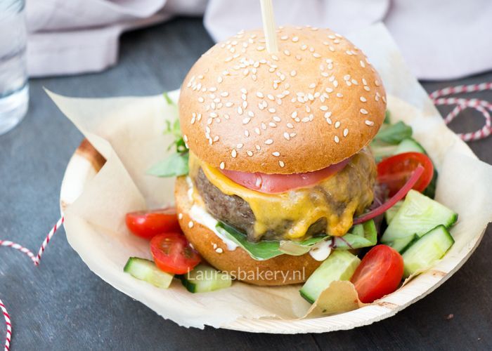 gesponsord volwassene Brandweerman Hamburger uit de oven - Laura's Bakery