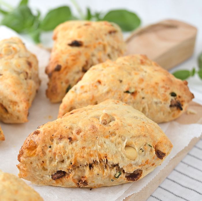 Hartige scones met zongedroogde tomaat en kaas