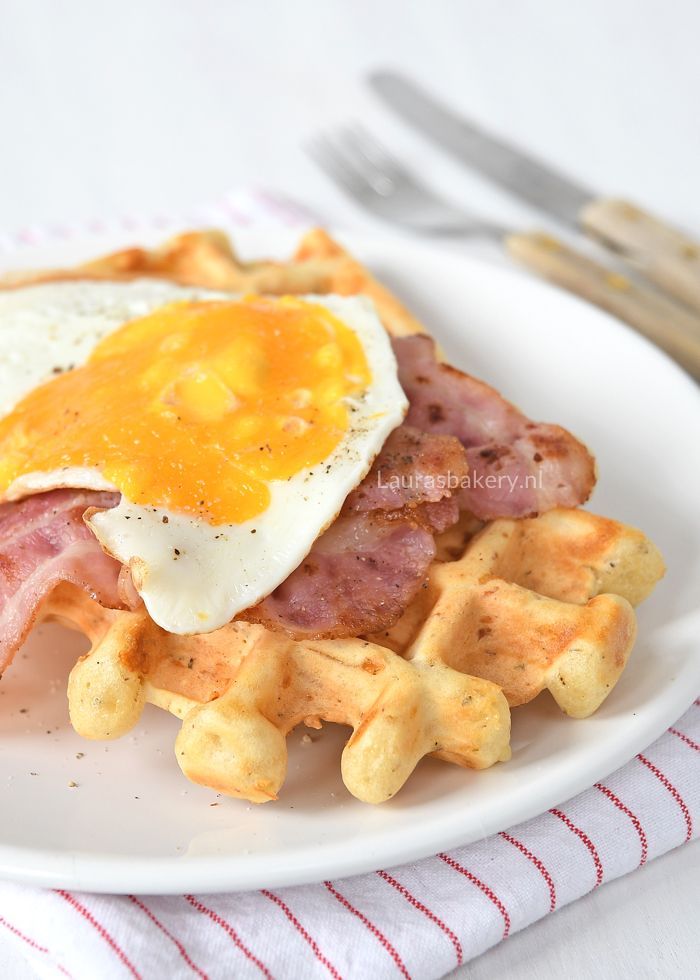 Hartige wafels met spek en ei