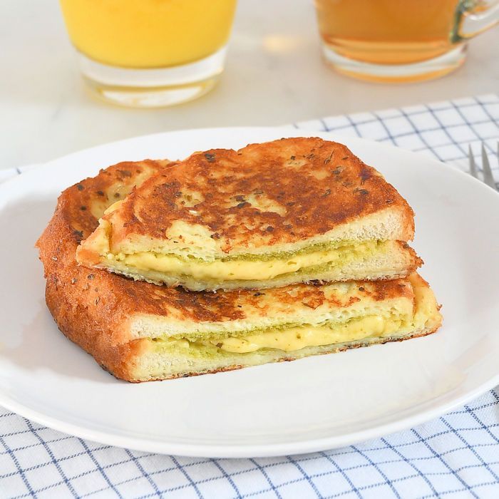 Hartige wentelteefjes met kaas en pesto