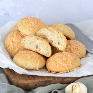 knoflookbroodje met kaas