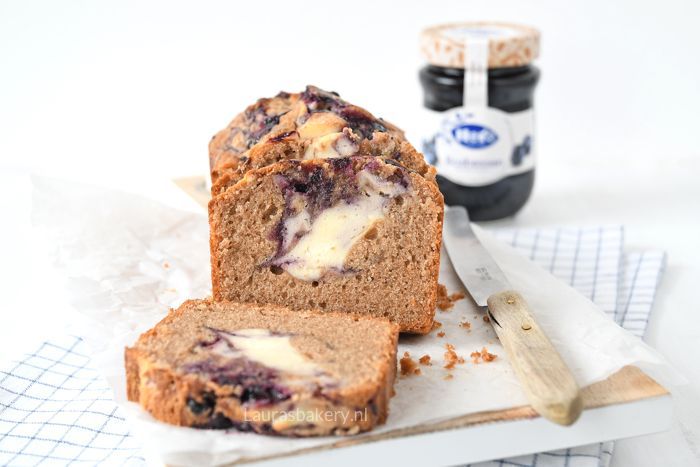 kaneelcake met bosbessen cheesecake swirl 5a