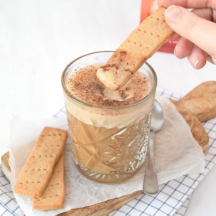 Kruidige shortbread koekjes met een snelle cappuccino