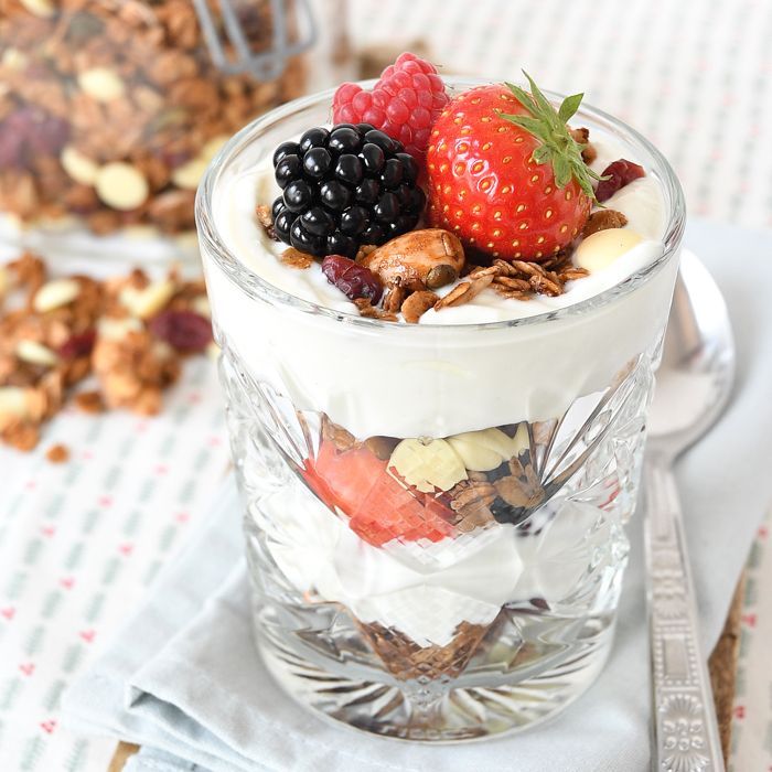 Laagjes dessert met Kerst granola