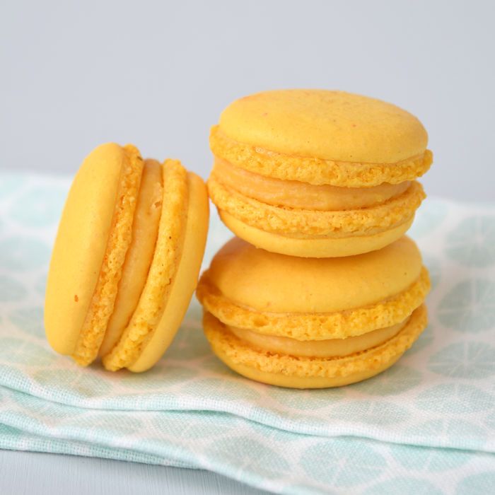 Mango-passievrucht macarons