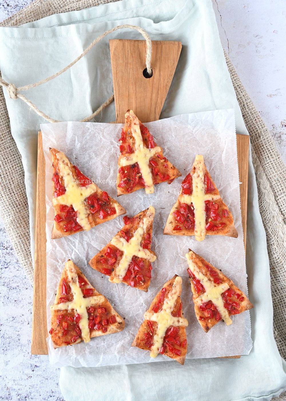 Zo maak je mini mijter pizza's  - hartige sinterklaas recepten inspiratie