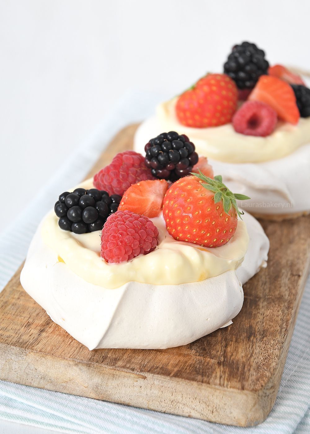 Mini pavlova's met rood fruit