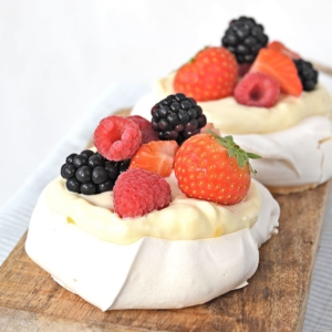 Mini pavlova's met citroenroom en rood fruit recept