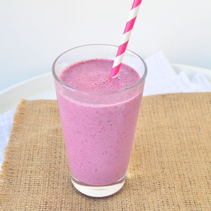 Ontbijt smoothie met blauwe bessen