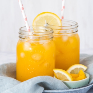 limonade in glas met citroen en perzik