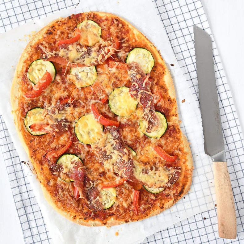 Pizza met courgette, paprika en Parmaham