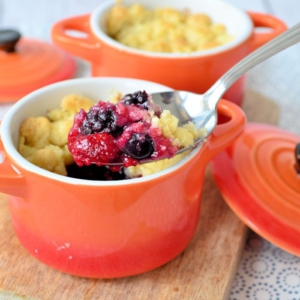 crumble met rood fruit in schaaltje